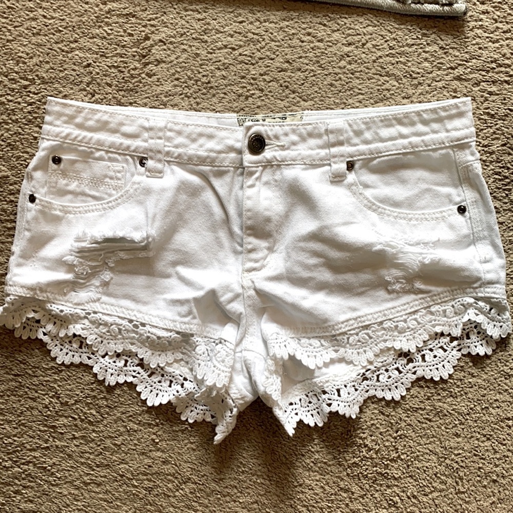 Hot Kiss Lace cut-off Cici short